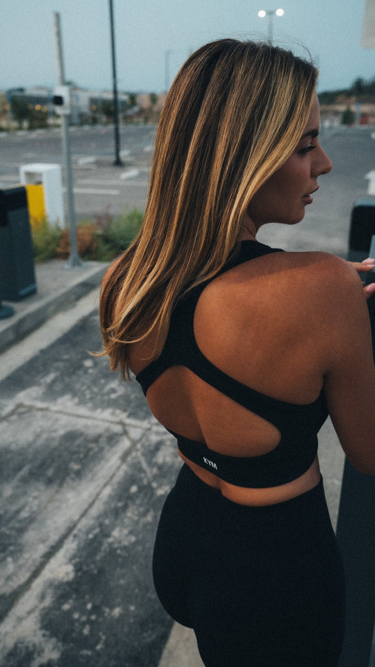 KYM Cutout Sports Bra Black - cross-back λεπτομέρεια